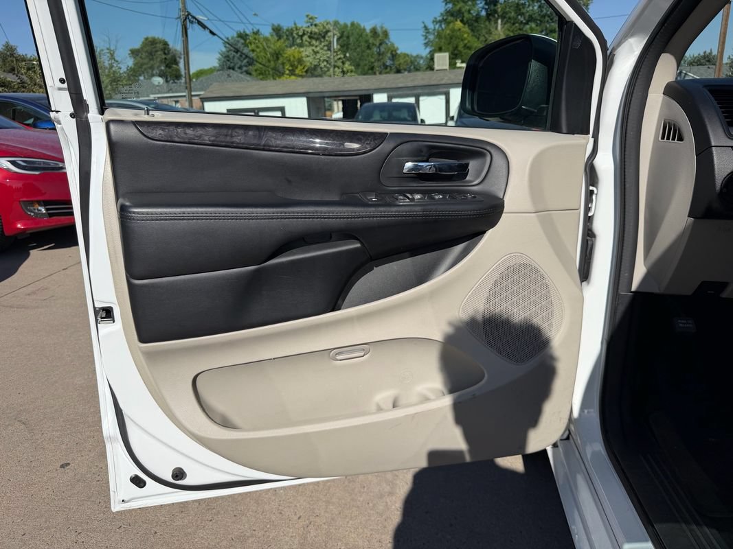 Used 2016 Dodge Grand Caravan SXT w/ UConnect Hands-Free Group FWD image 23