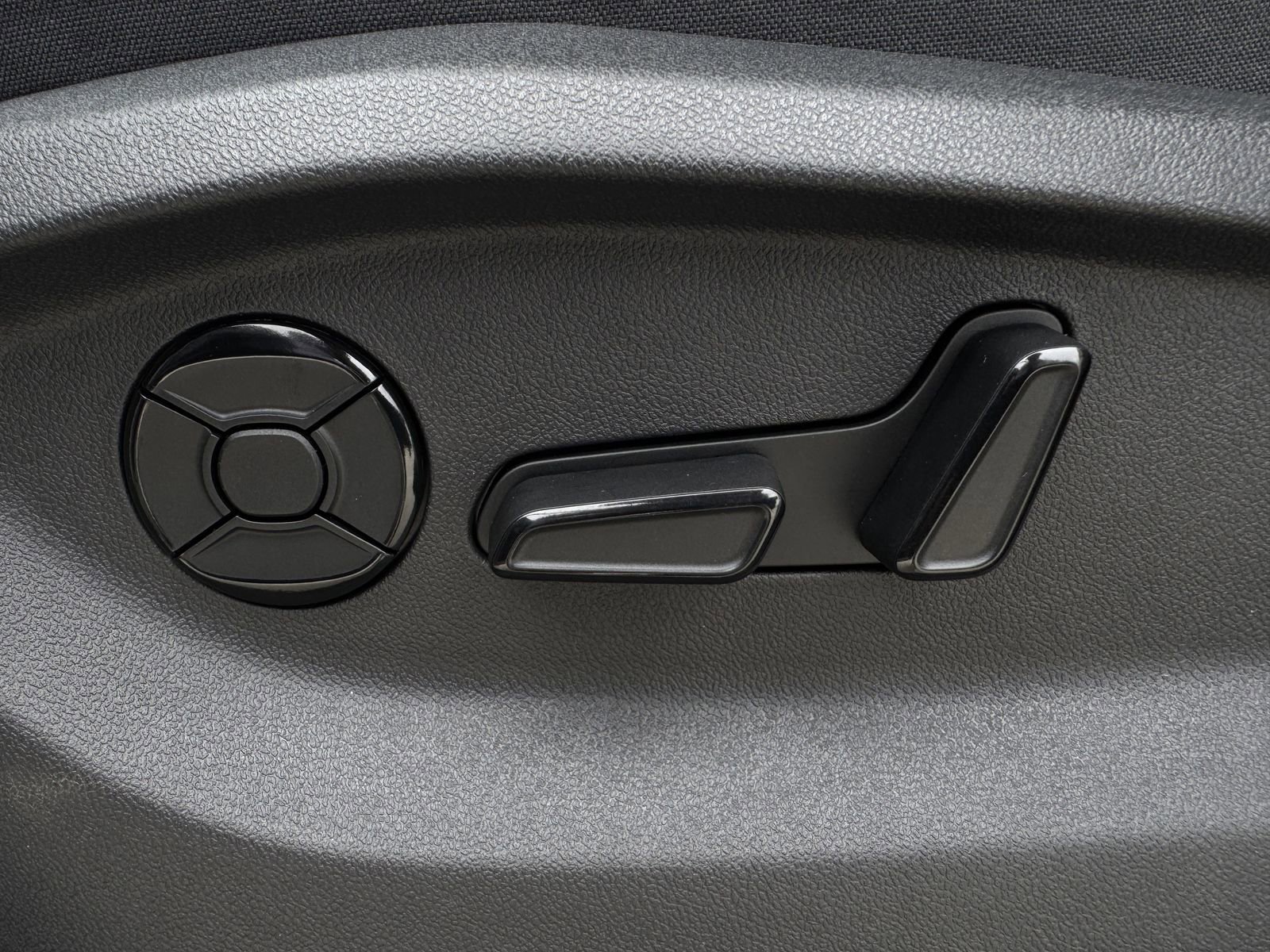 New 2026 Volkswagen Tiguan SE FWD image 25
