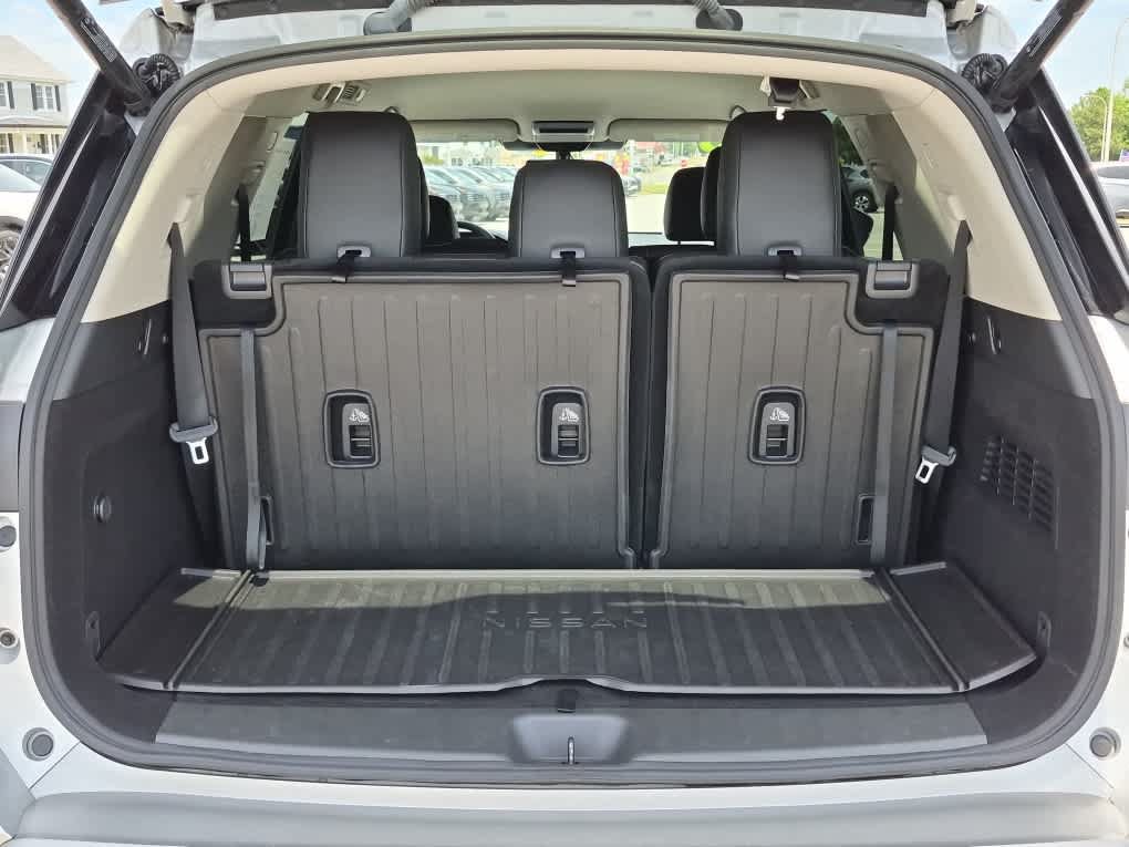 Used 2023 Nissan Pathfinder SL w/ Lighting Package (N92) AWD/4WD image 22