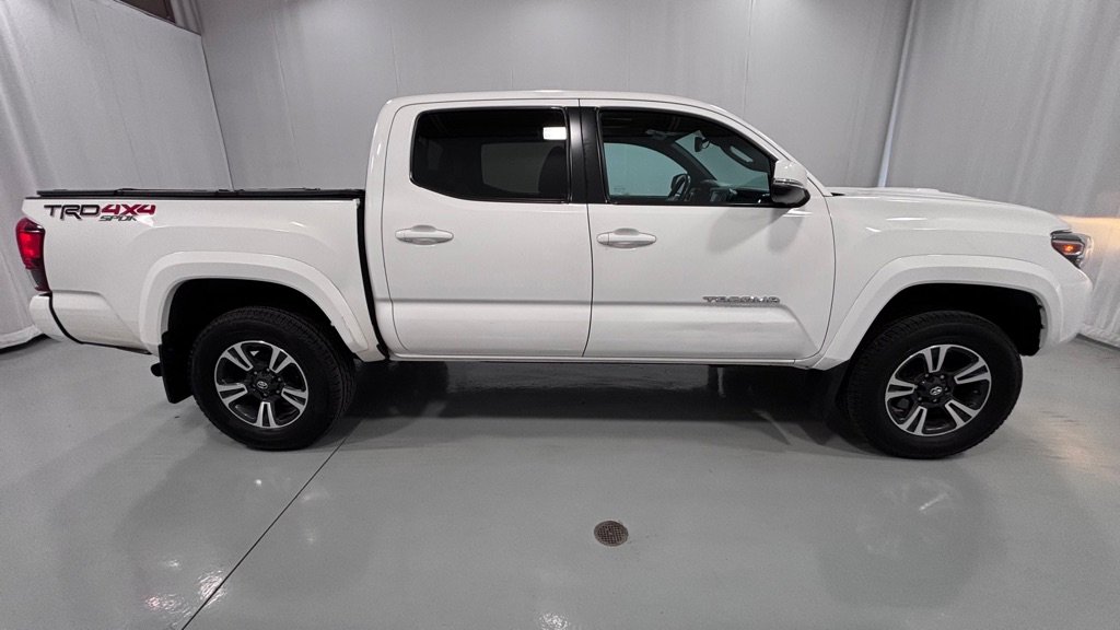 Used 2019 Toyota Tacoma TRD Sport AWD/4WD image 4