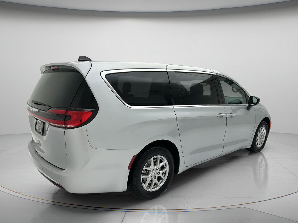 Used 2026 Chrysler Pacifica Select FWD image 5