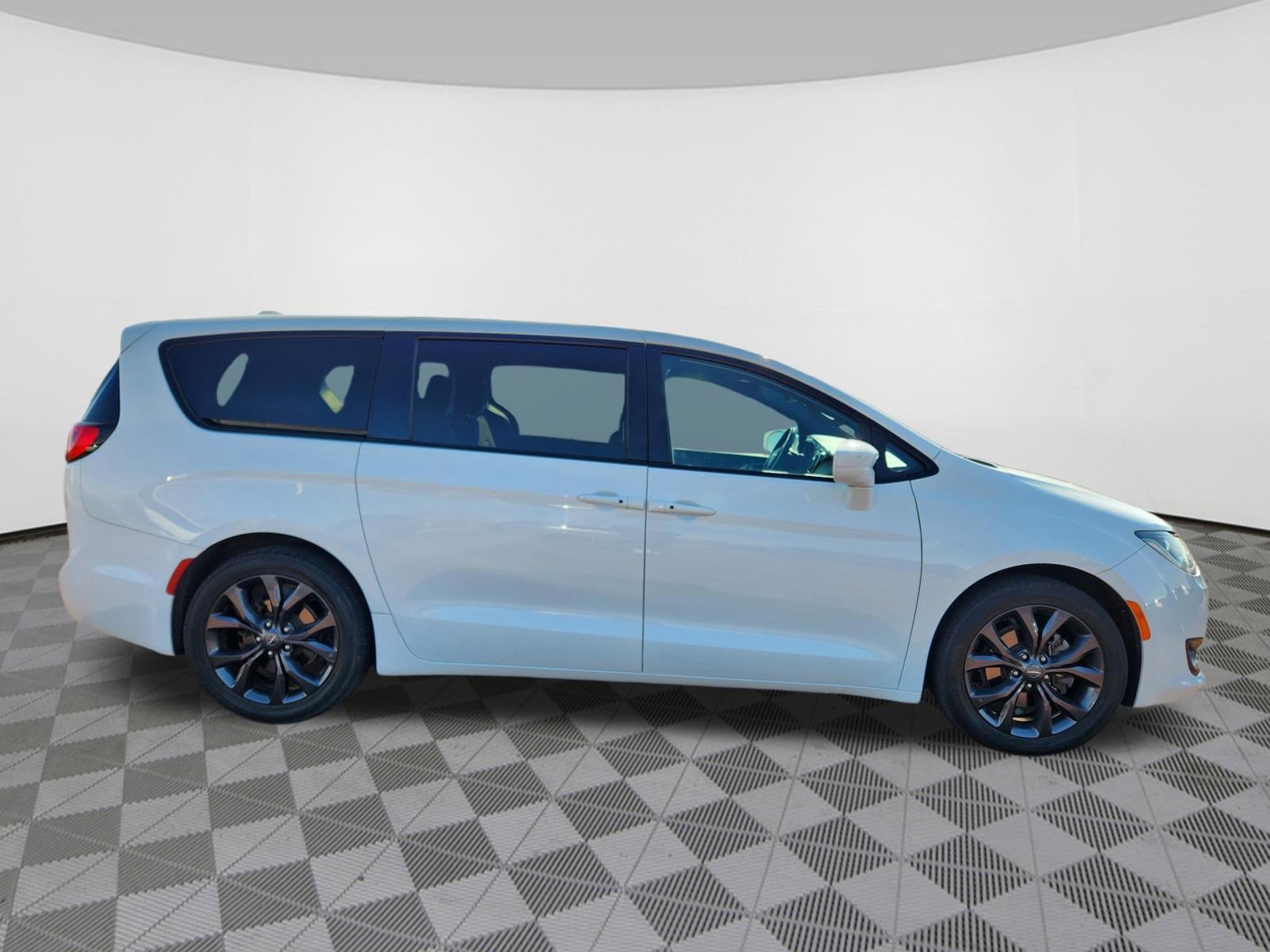 Used 2019 Chrysler Pacifica Touring Plus w/ S Appearance Package image 6