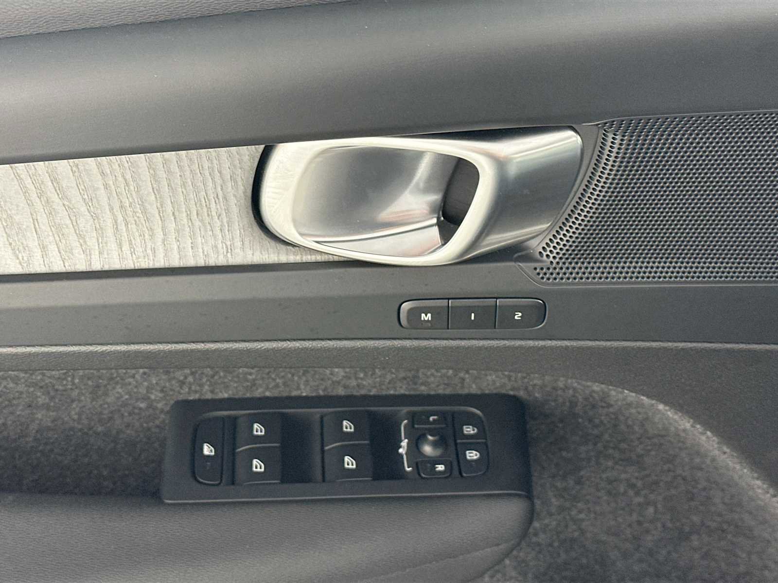 Used 2025 Volvo XC40 B5 Core w/ Protection Package Premier image 17