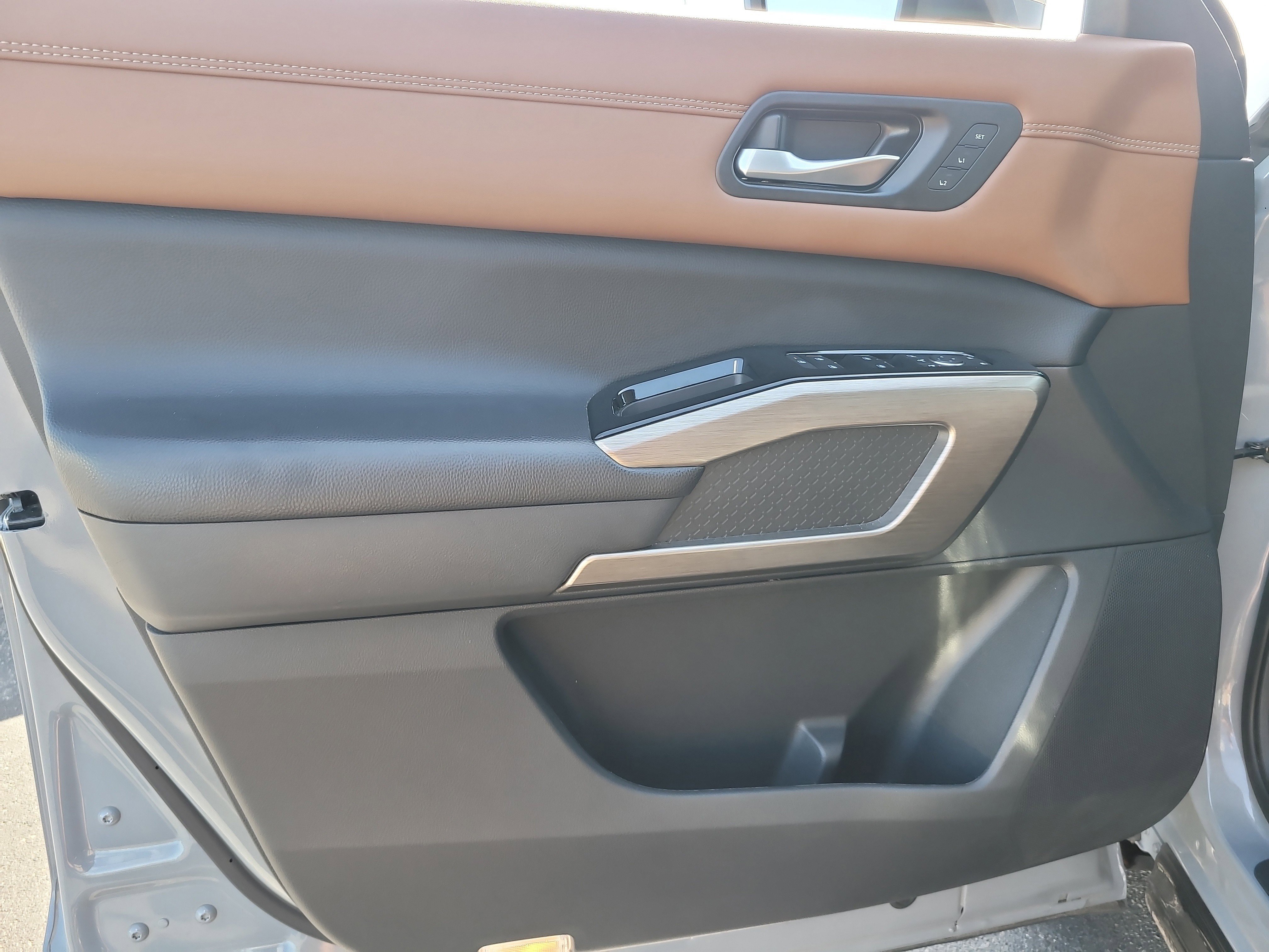 Used 2022 Nissan Pathfinder Platinum w/ Cargo Package image 15