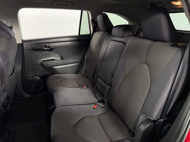 Used 2020 Toyota Highlander LE image 16