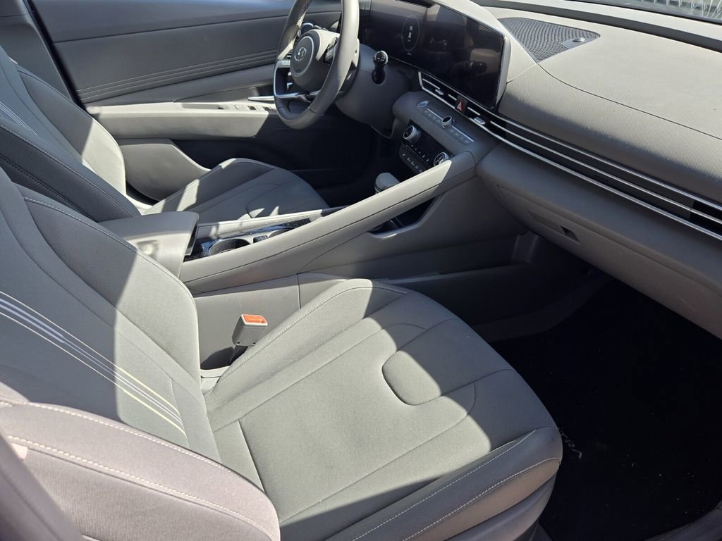 Used 2023 Hyundai Elantra SEL w/ Convenience Package FWD image 10