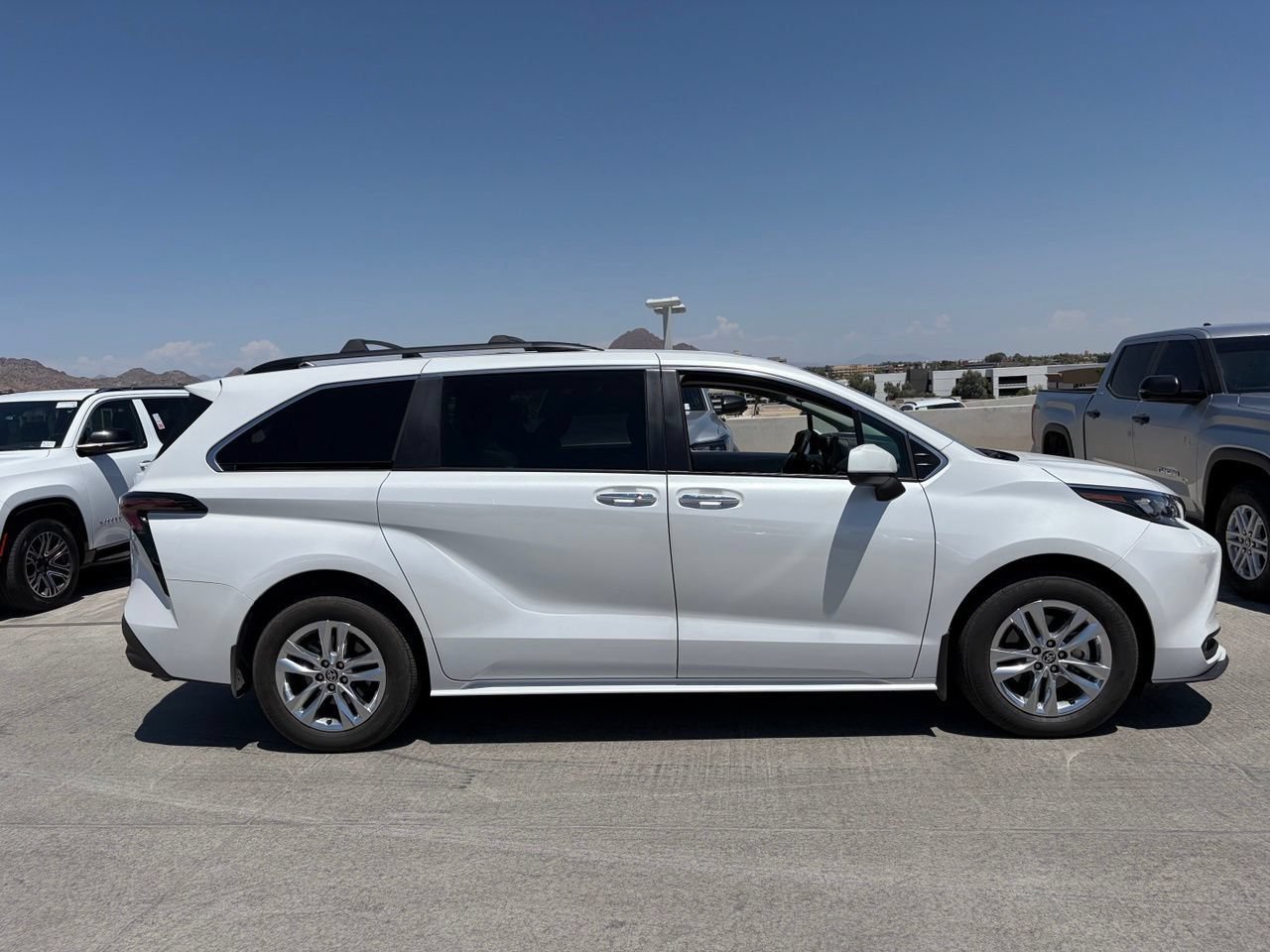 Used 2025 Toyota Sienna XLE w/ XLE Plus Package FWD image 3