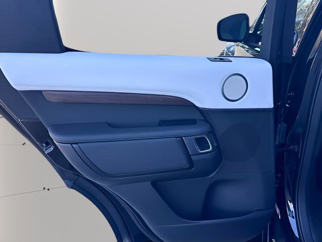 New 2025 Land Rover Discovery Dynamic SE image 30