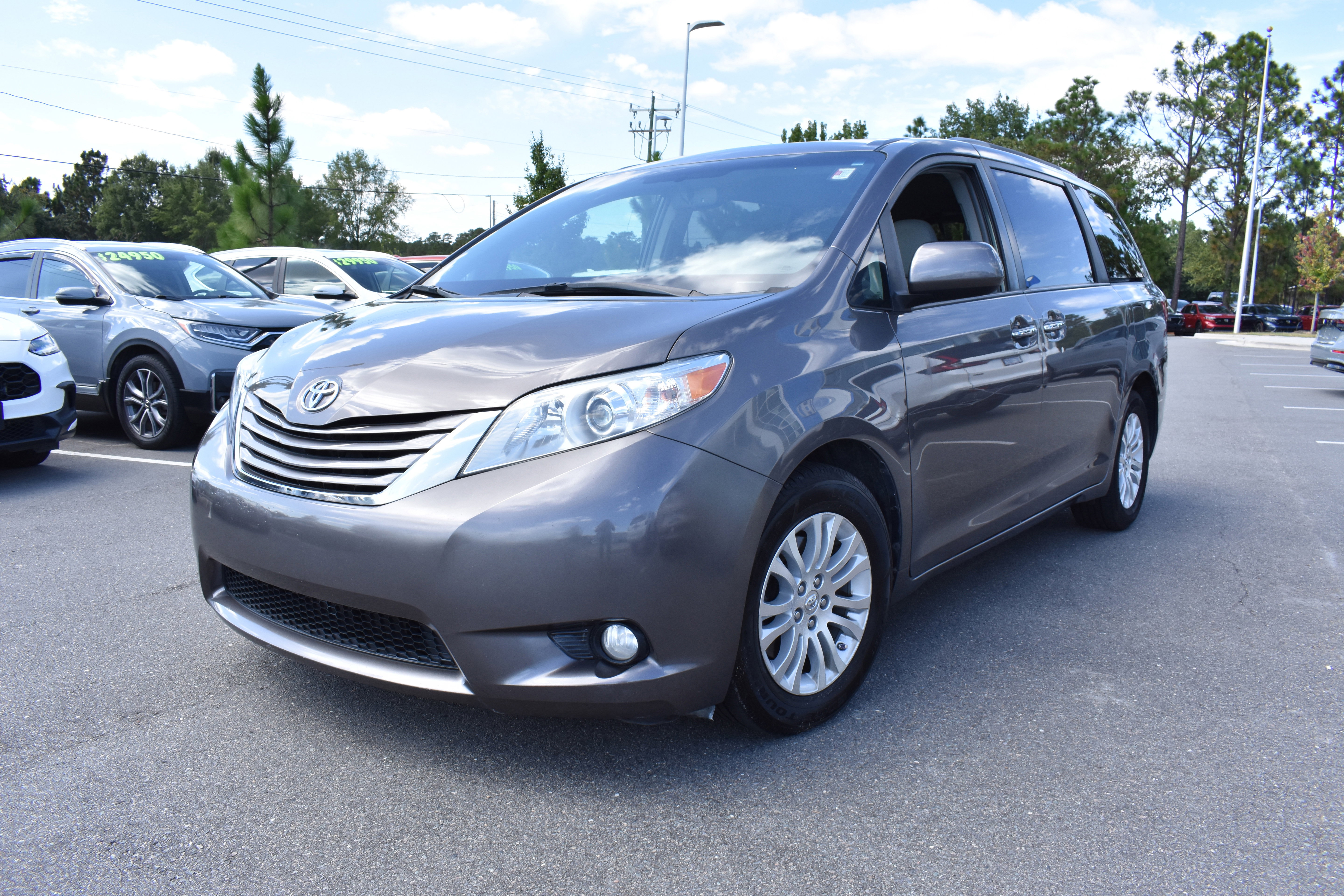 Used 2017 Toyota Sienna L image 5