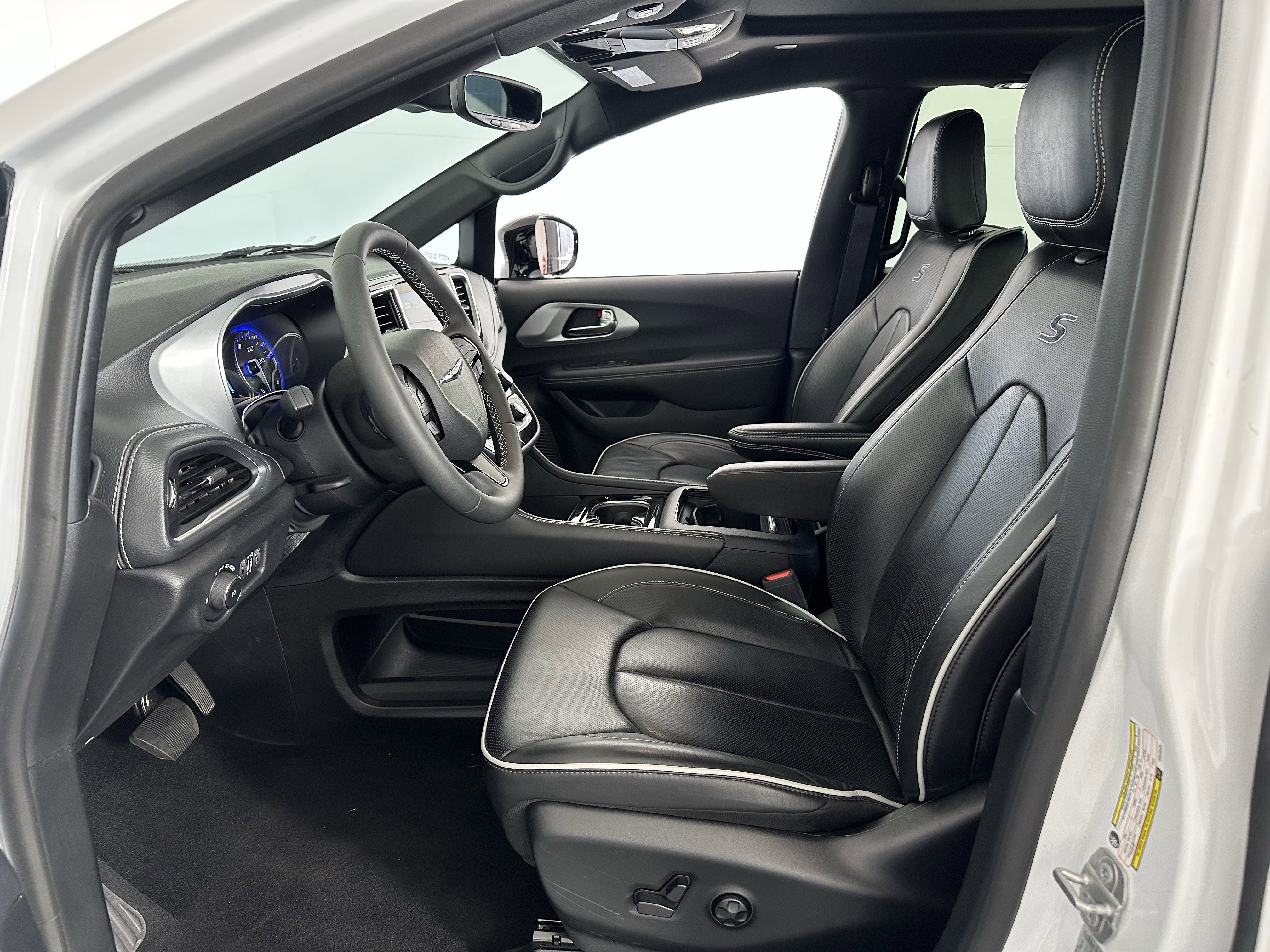 Used 2025 Chrysler Pacifica Limited image 6