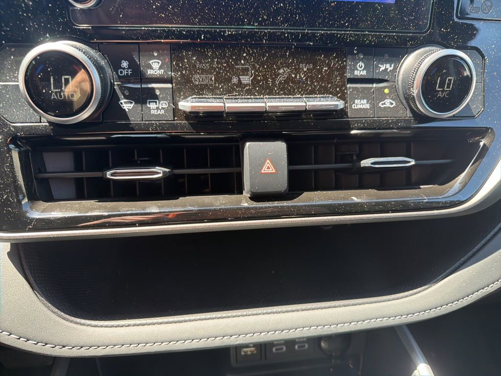 Used 2024 Toyota Highlander LE FWD image 12