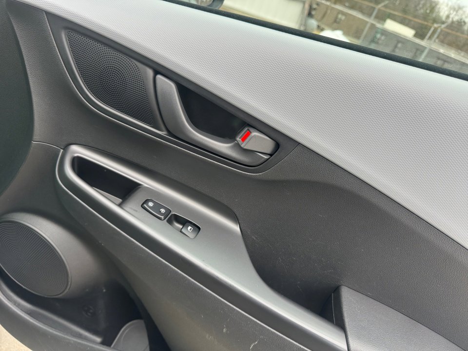 Used 2018 Hyundai Kona SE FWD image 35