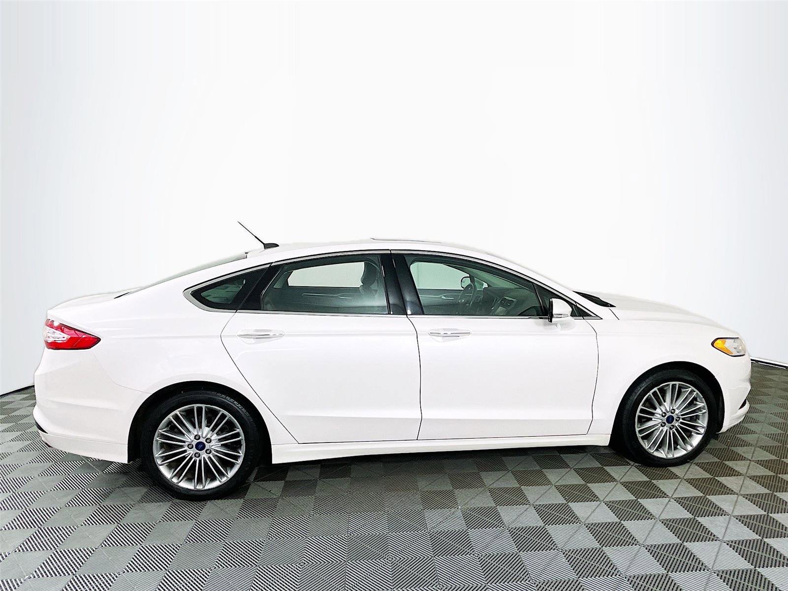 Used 2016 Ford Fusion SE w/ Equipment Group 202A FWD image 11