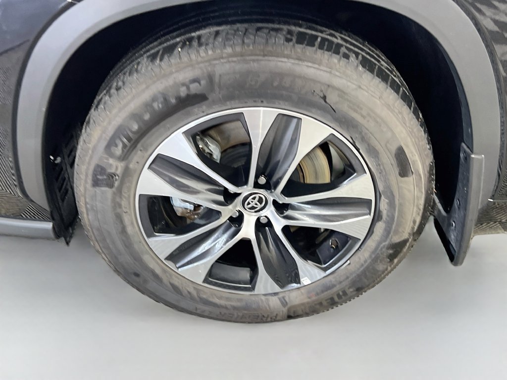 Used 2026 Toyota Highlander XLE AWD/4WD image 11
