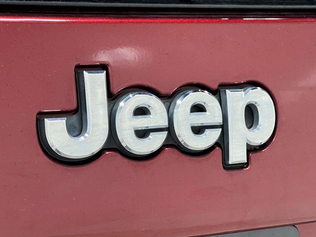 Used 2019 Jeep Cherokee Latitude Plus w/ Comfort/Convenience Group FWD image 38