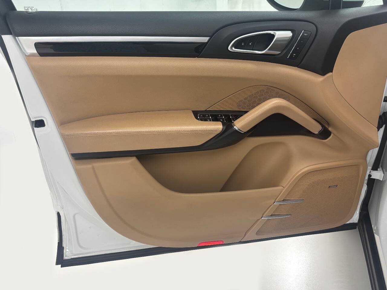 Used 2014 Porsche Cayenne Platinum Edition AWD/4WD image 15