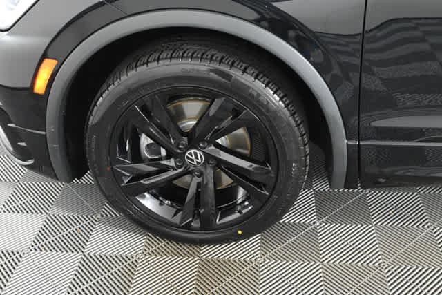 Used 2023 Volkswagen Tiguan SE R-Line FWD image 28