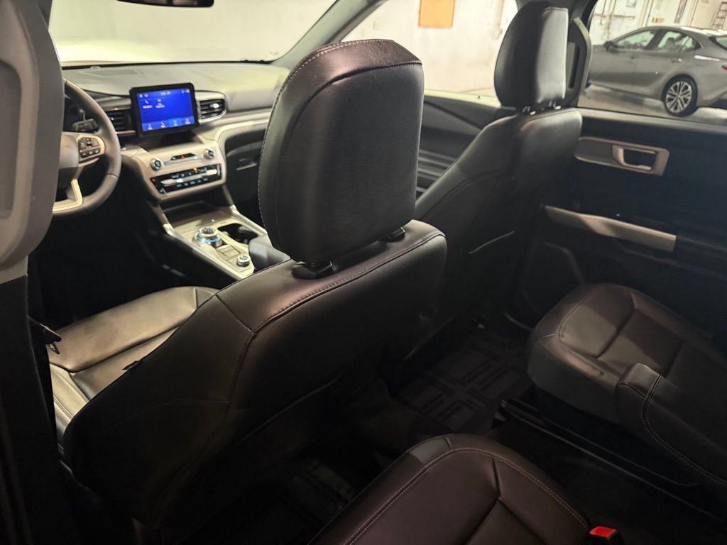 Used 2024 Ford Explorer XLT w/ Equipment Group 202A AWD/4WD image 30
