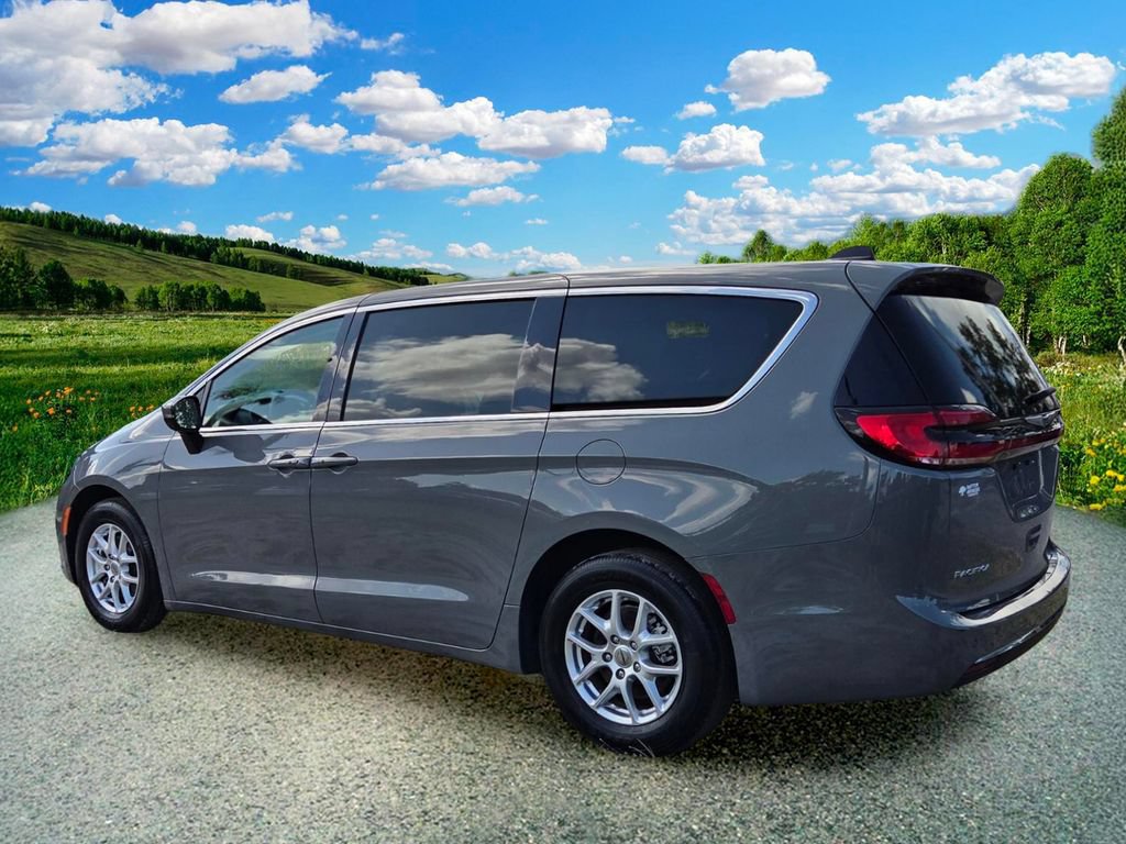 Used 2023 Chrysler Pacifica Touring-L FWD image 4