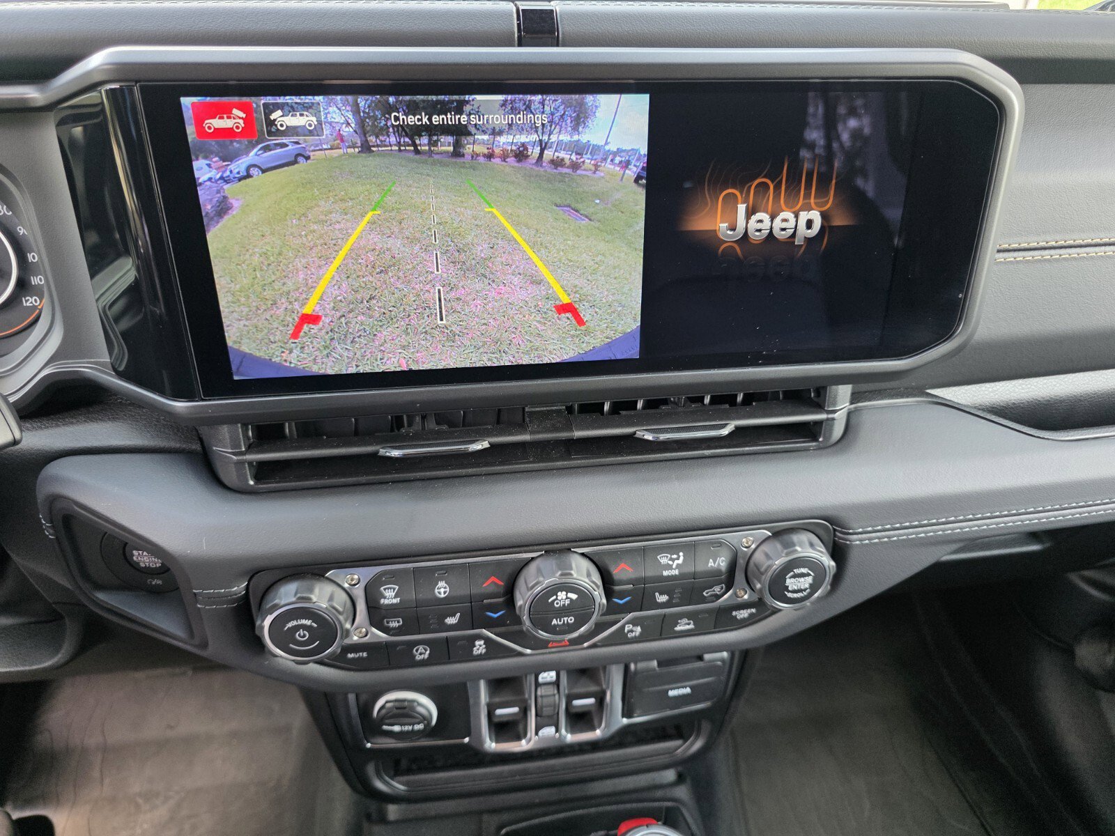 Used 2026 Jeep Wrangler Sahara image 23