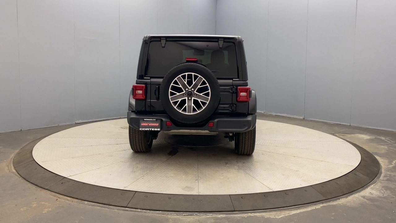 Used 2022 Jeep Wrangler Unlimited Sahara AWD/4WD image 4