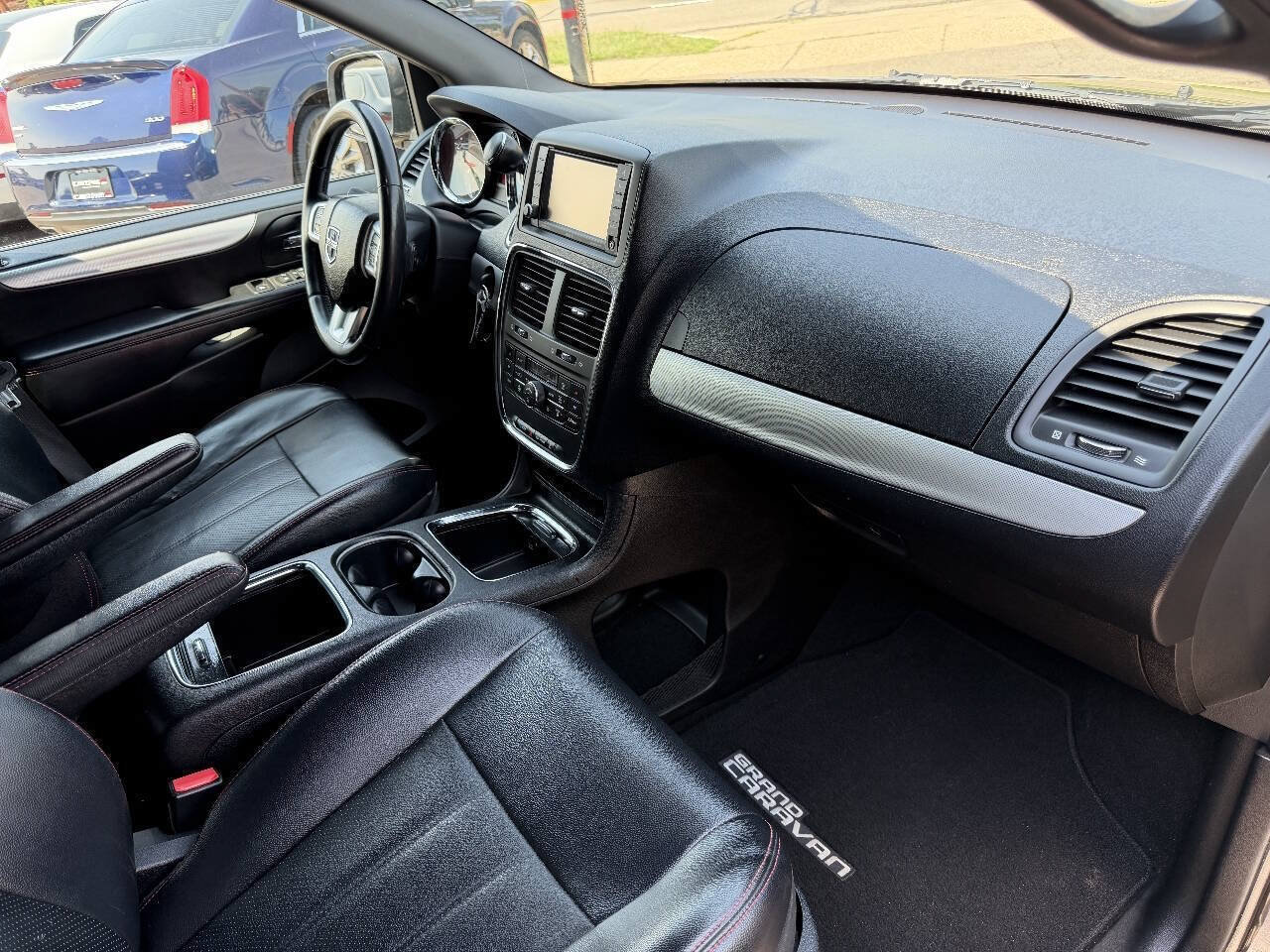 Used 2011 Dodge Grand Caravan R/T w/ Entertainment Group 1 FWD image 7