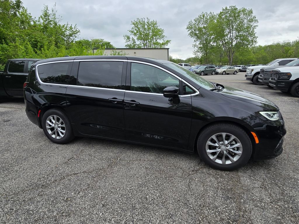 Used 2026 Chrysler Pacifica Limited FWD image 10