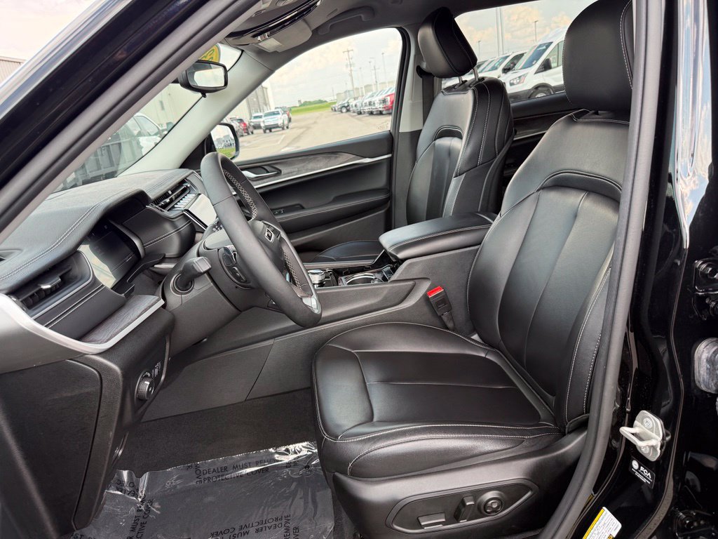 Used 2023 Jeep Grand Cherokee L Limited AWD/4WD image 5