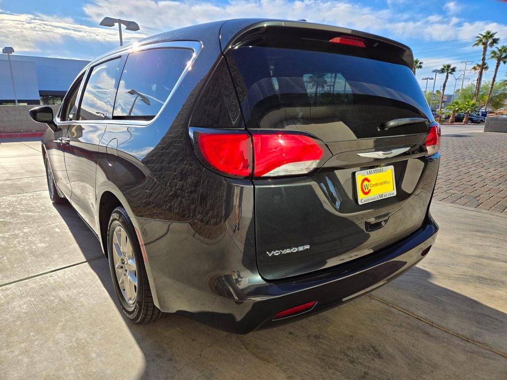 Used 2023 Chrysler Voyager LX image 3