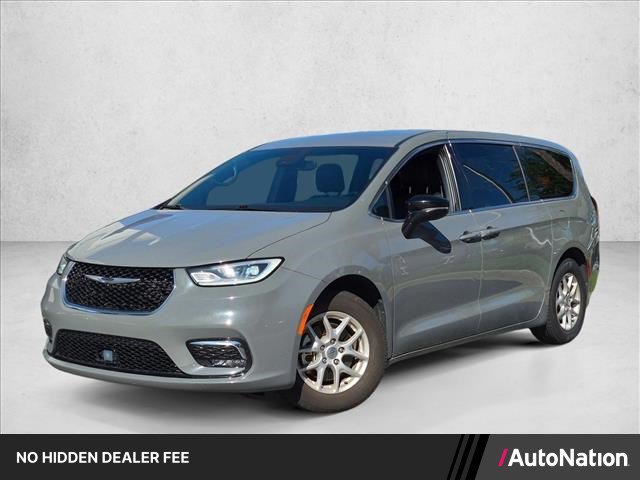 Used 2025 Chrysler Pacifica Select FWD image 1
