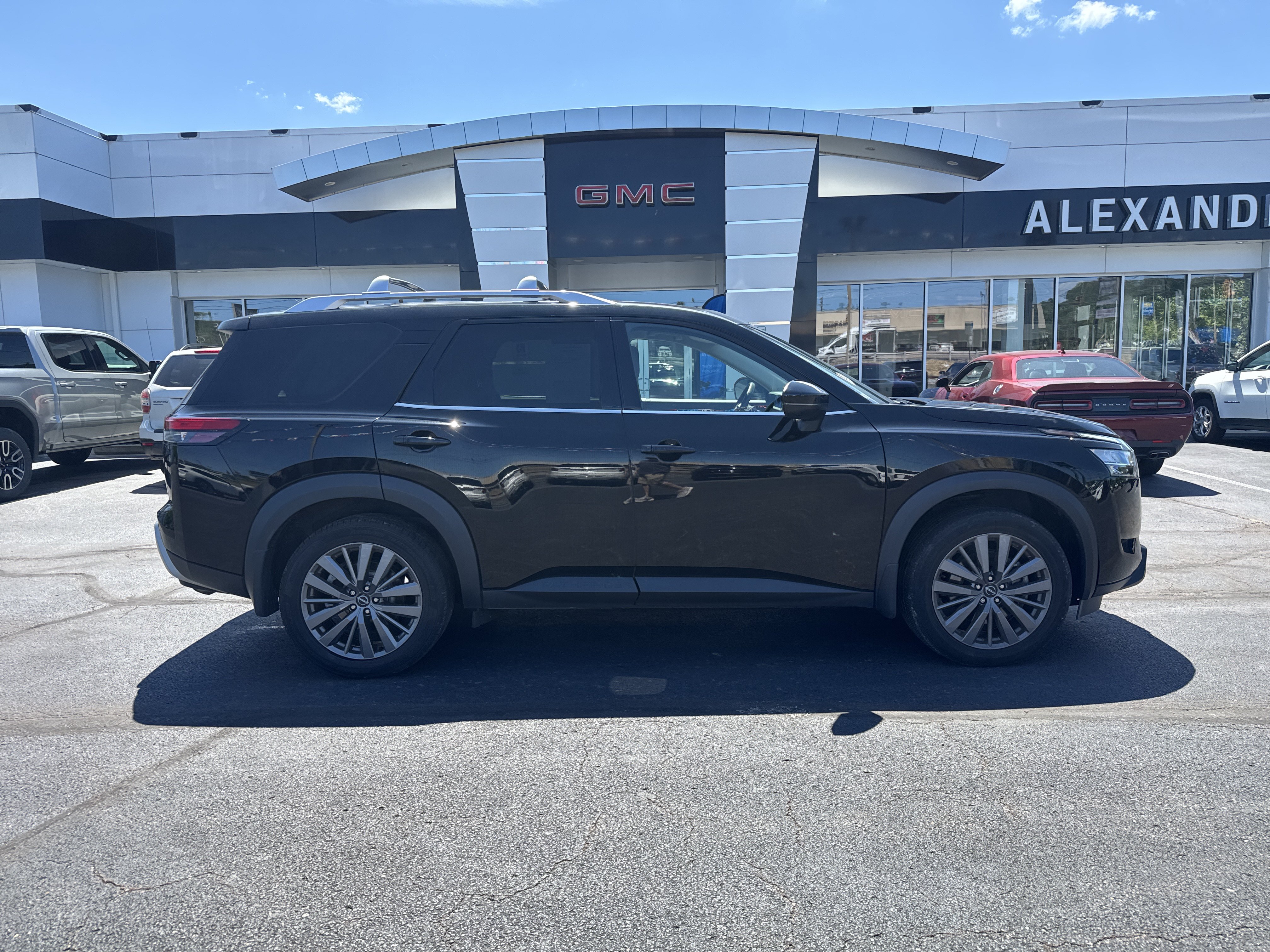 Used 2023 Nissan Pathfinder SL w/ SL Premium Package AWD/4WD video 2