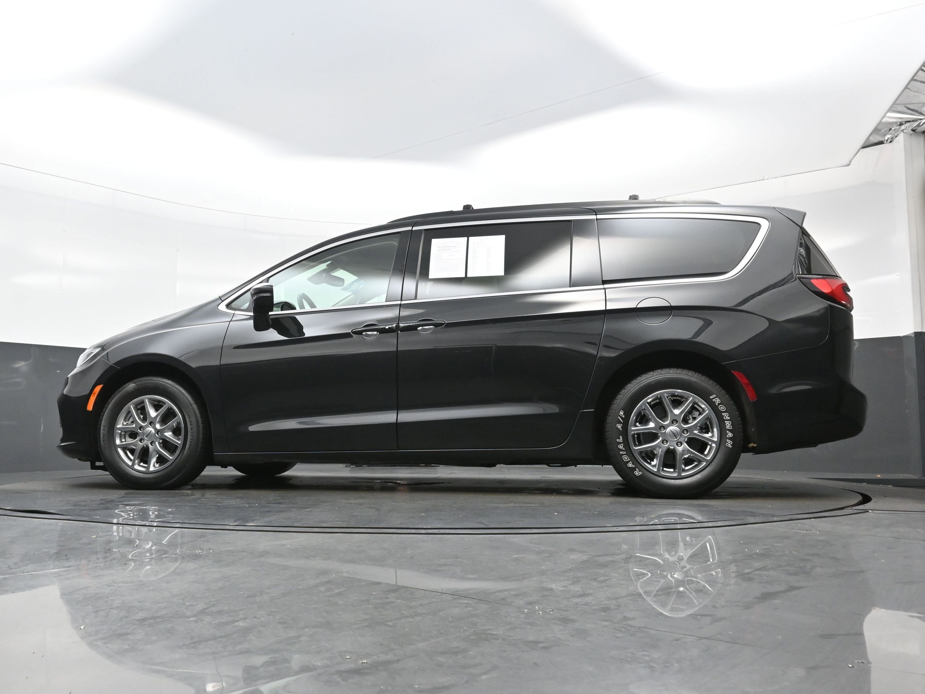 Used 2022 Chrysler Pacifica Touring-L image 27