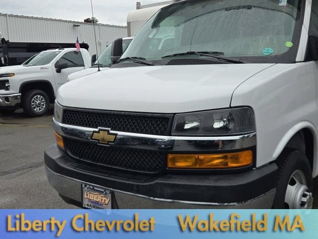 Used 2024 Chevrolet Express 4500 w/ Power Convenience Package RWD image 4