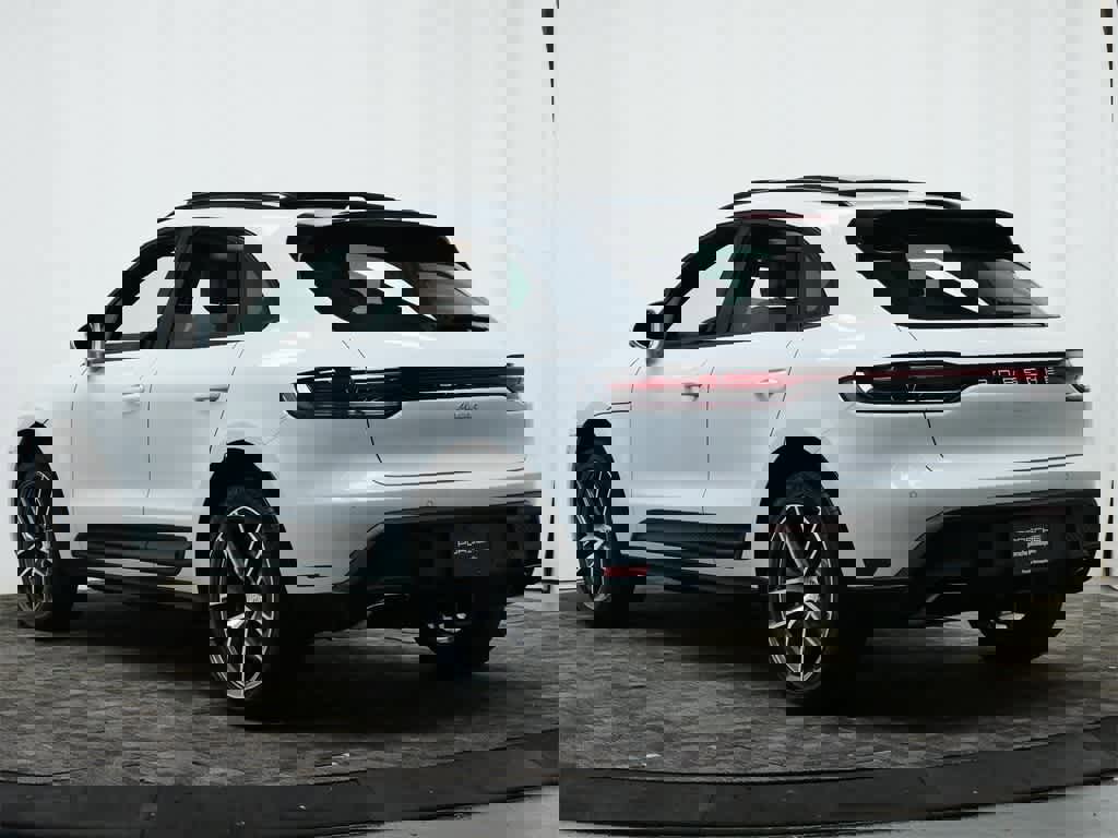 Used 2025 Porsche Macan image 3