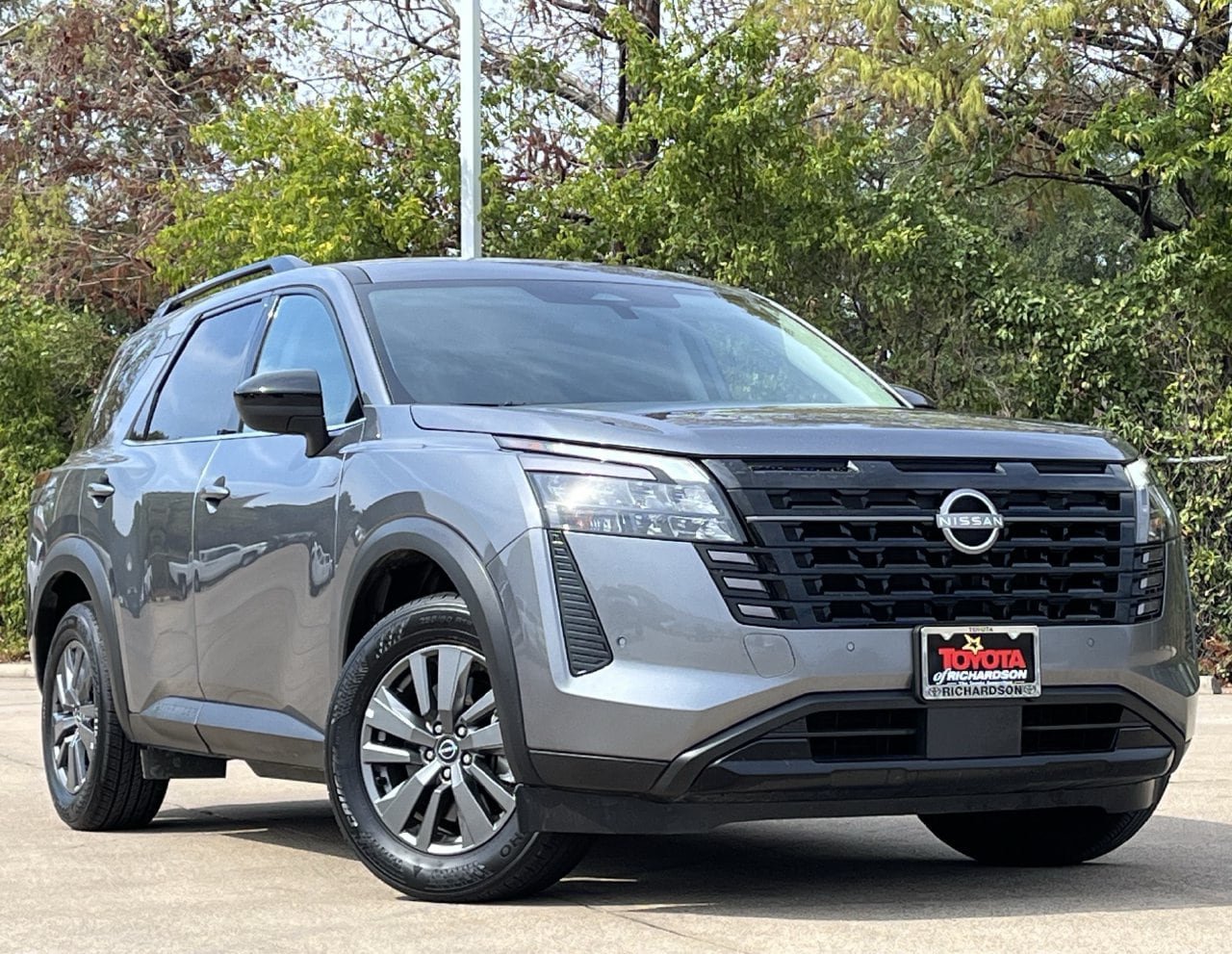 Used 2026 Nissan Pathfinder SV FWD image 2