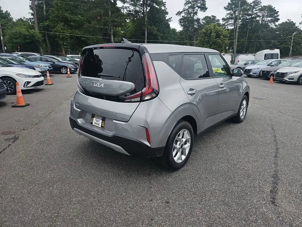 Used 2025 Kia Soul LX w/ LX Technology Package FWD image 8
