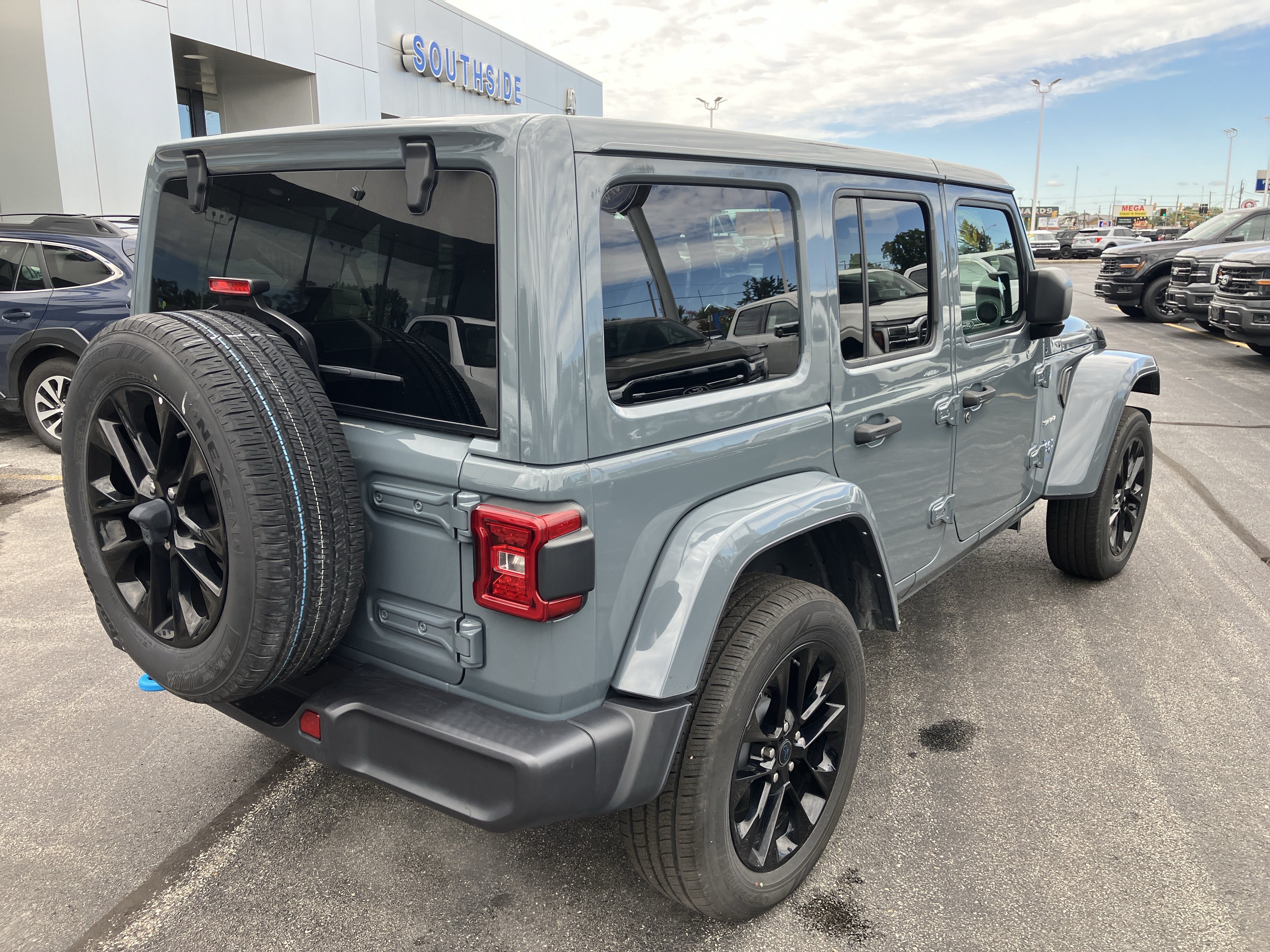Used 2024 Jeep Wrangler Unlimited Sahara AWD/4WD image 3