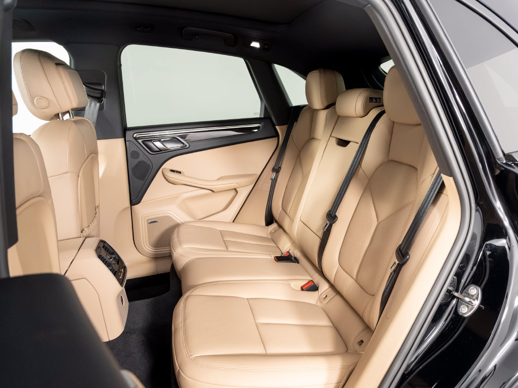 Certified 2026 Porsche Macan AWD/4WD image 41