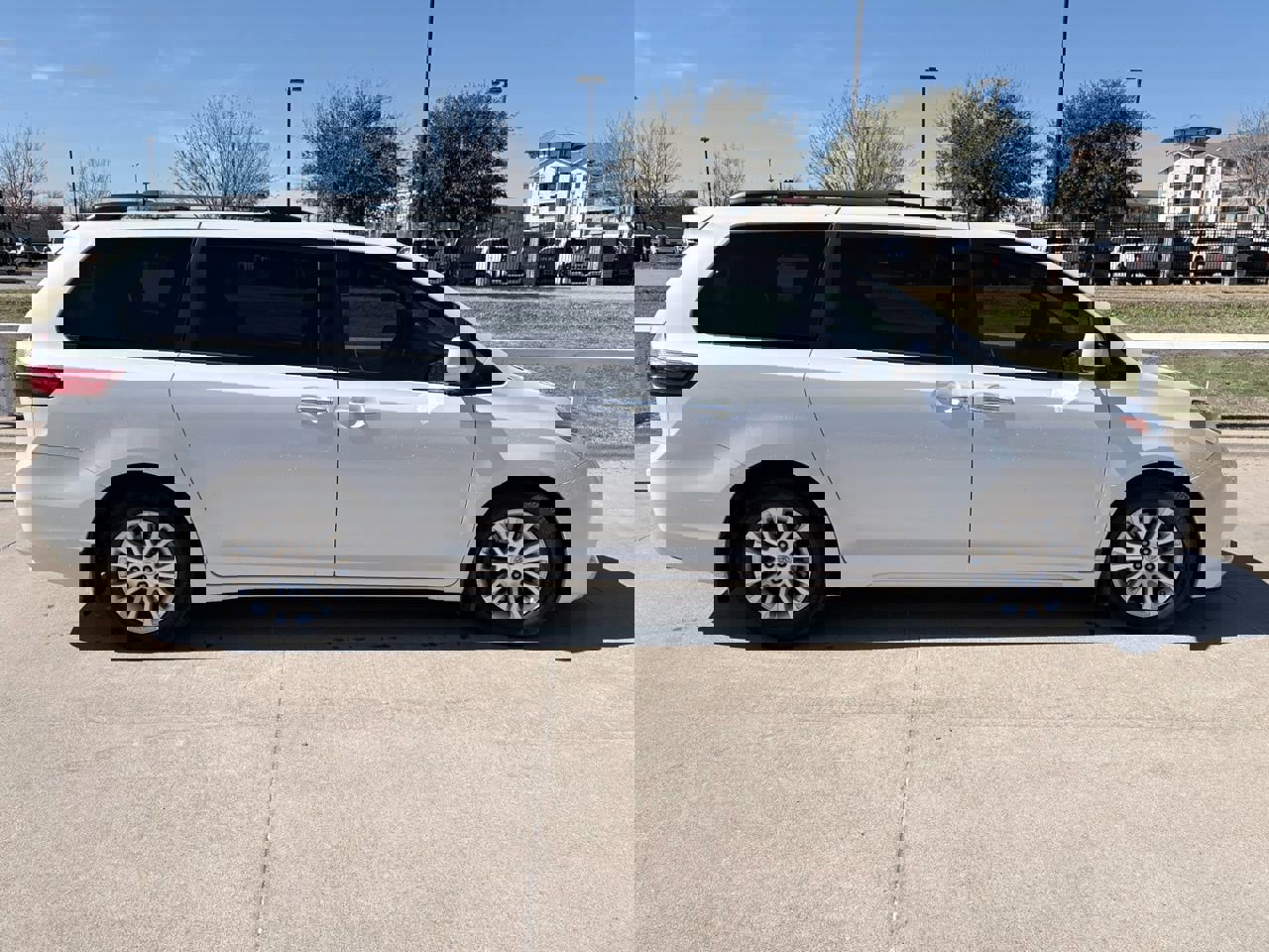 Used 2015 Toyota Sienna XLE w/ XLE Navigation Package image 3