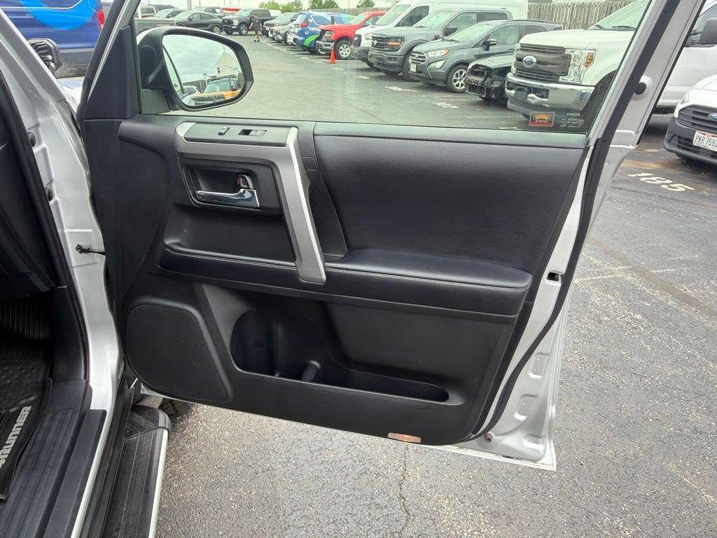 Used 2018 Toyota 4Runner SR5 AWD/4WD image 32