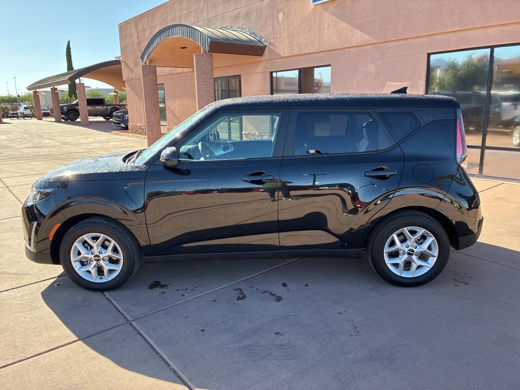 Used 2025 Kia Soul LX FWD image 5