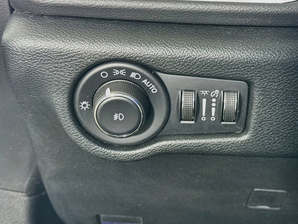 Used 2025 Chrysler Pacifica Select FWD image 18