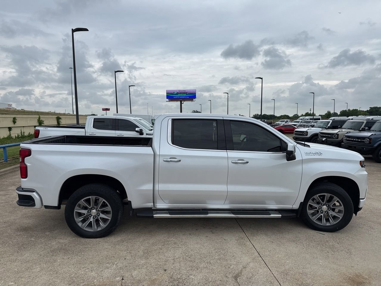 Used 2022 Chevrolet Silverado 1500 High Country w/ Safety Package II AWD/4WD image 17