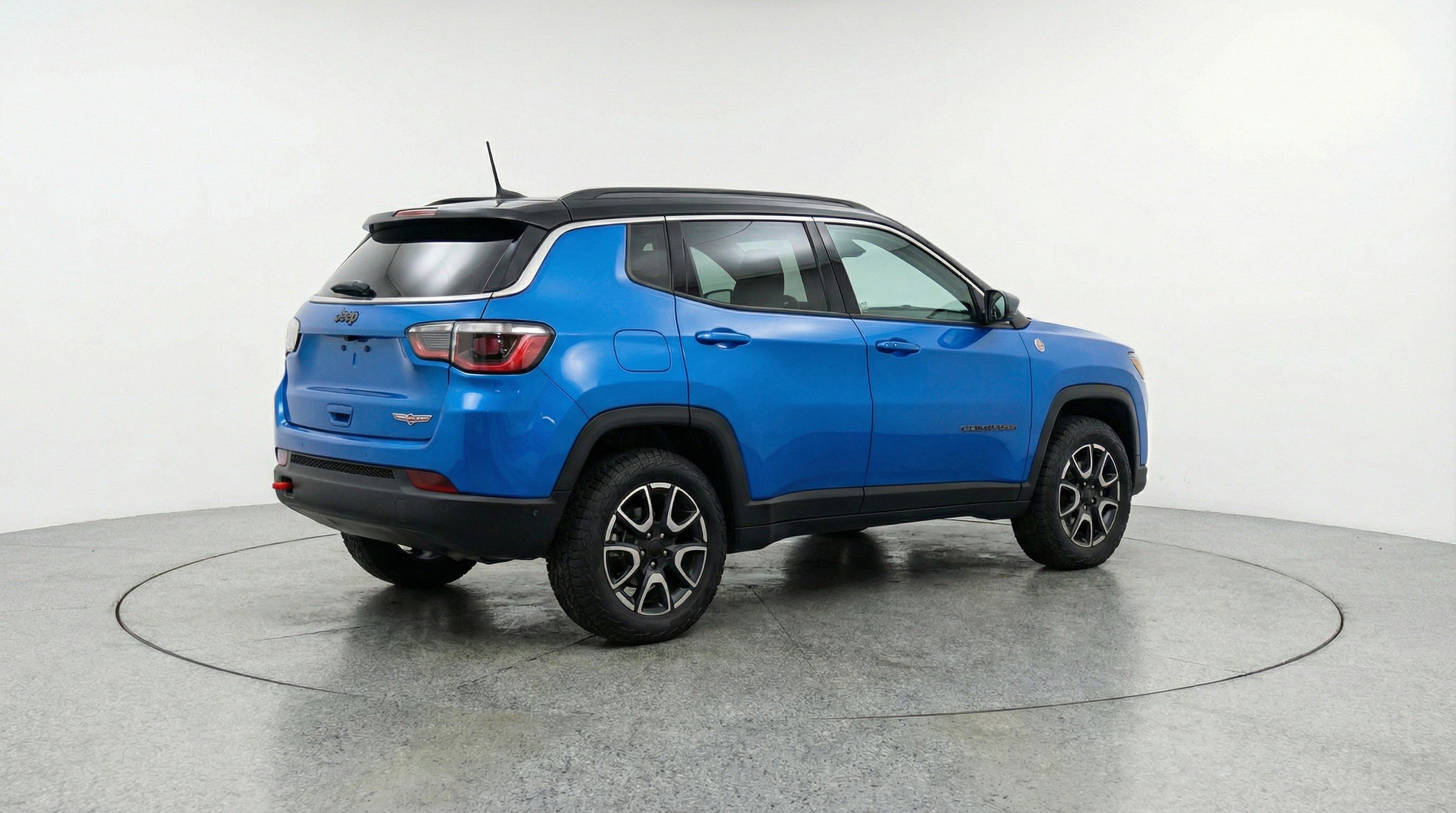 Used 2025 Jeep Compass Trailhawk AWD/4WD image 9