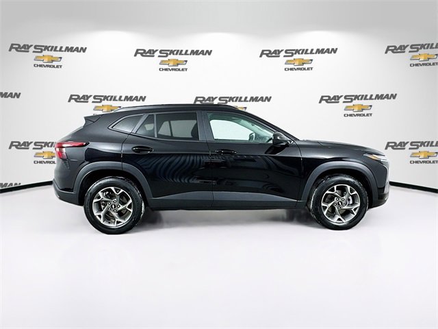 Used 2025 Chevrolet Trax LT w/ LT Convenience Package image 8