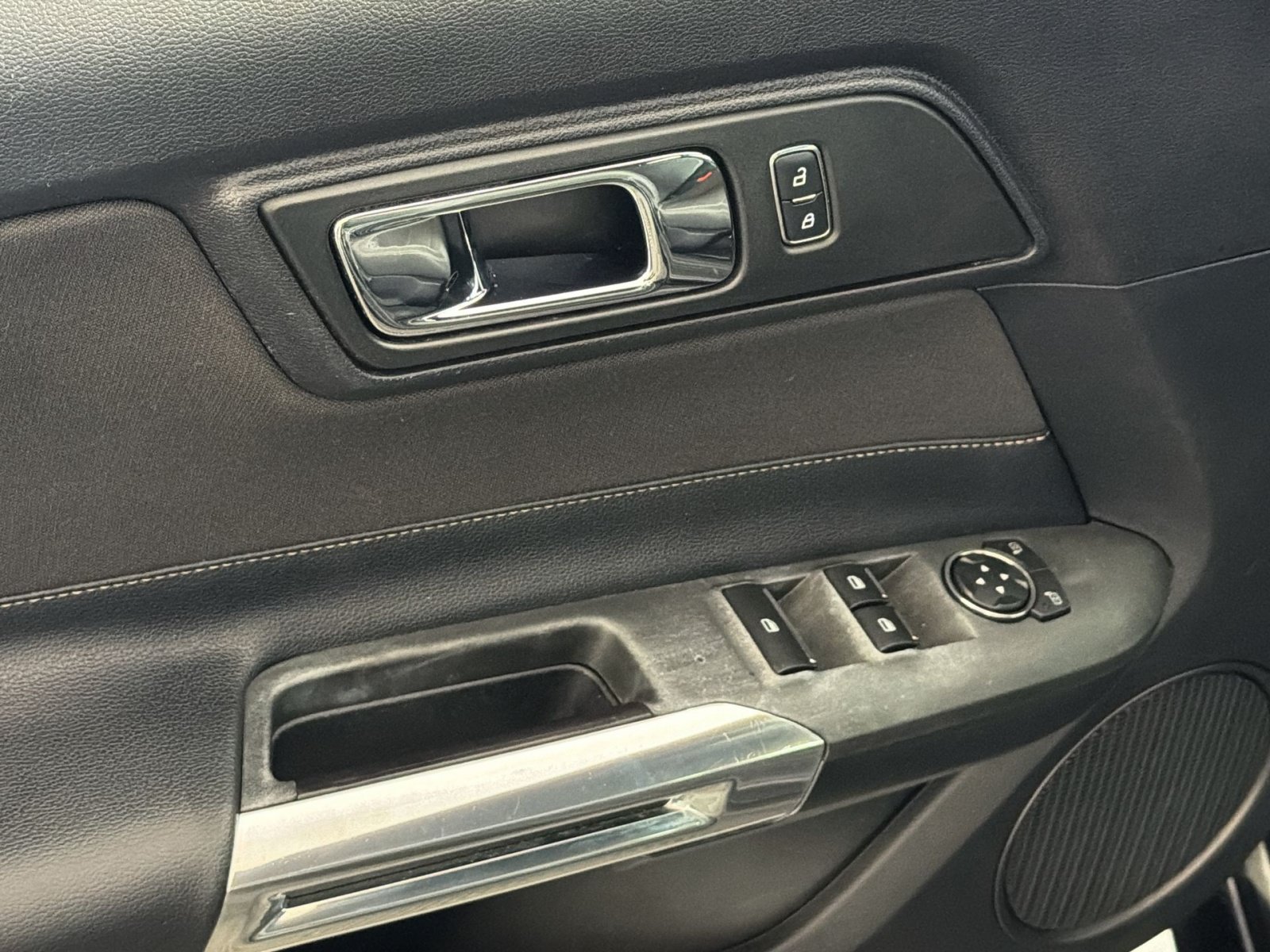 Used 2016 Ford Mustang Convertible RWD image 15