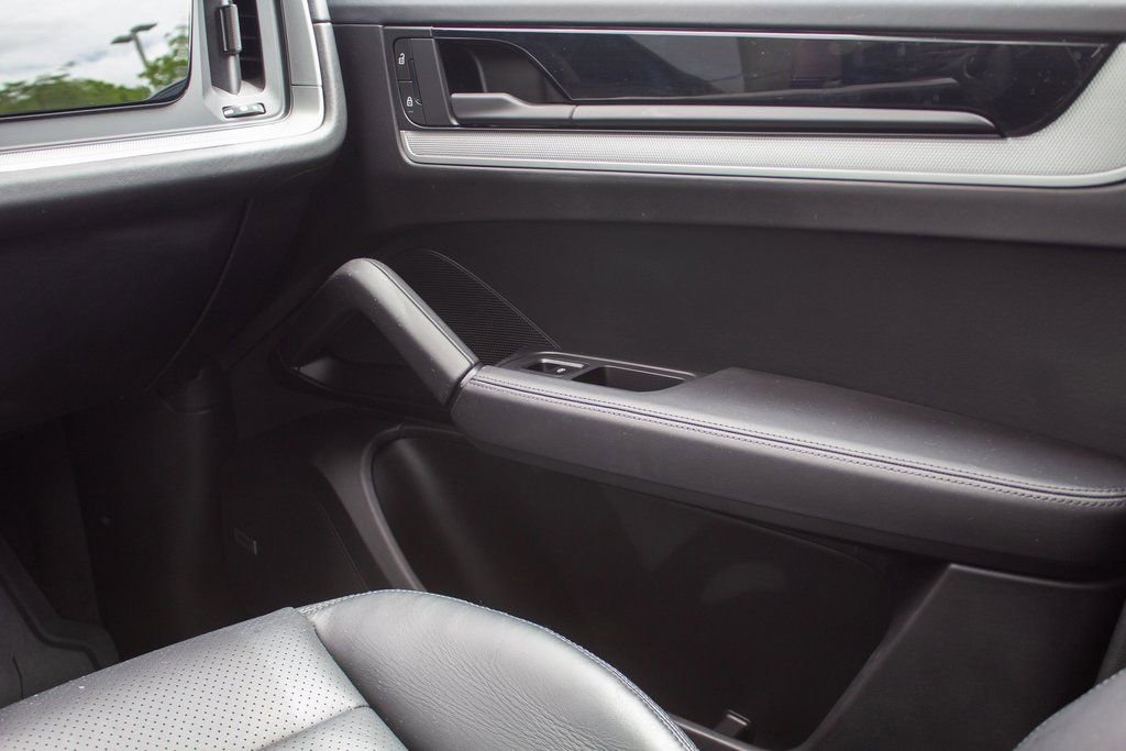 Used 2024 Porsche Cayenne S w/ Premium Package image 20