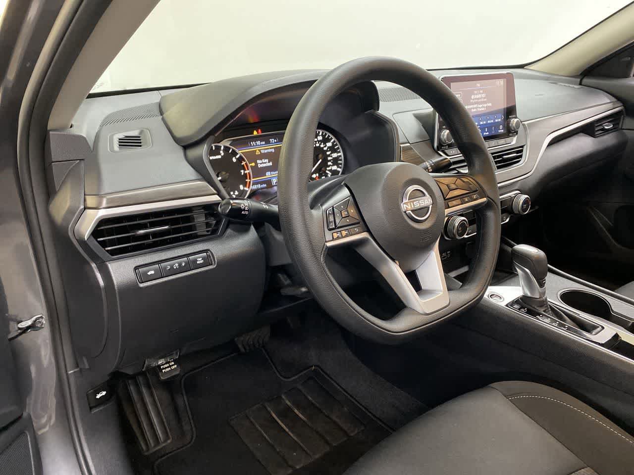 Used 2025 Nissan Altima 2.5 SV image 2