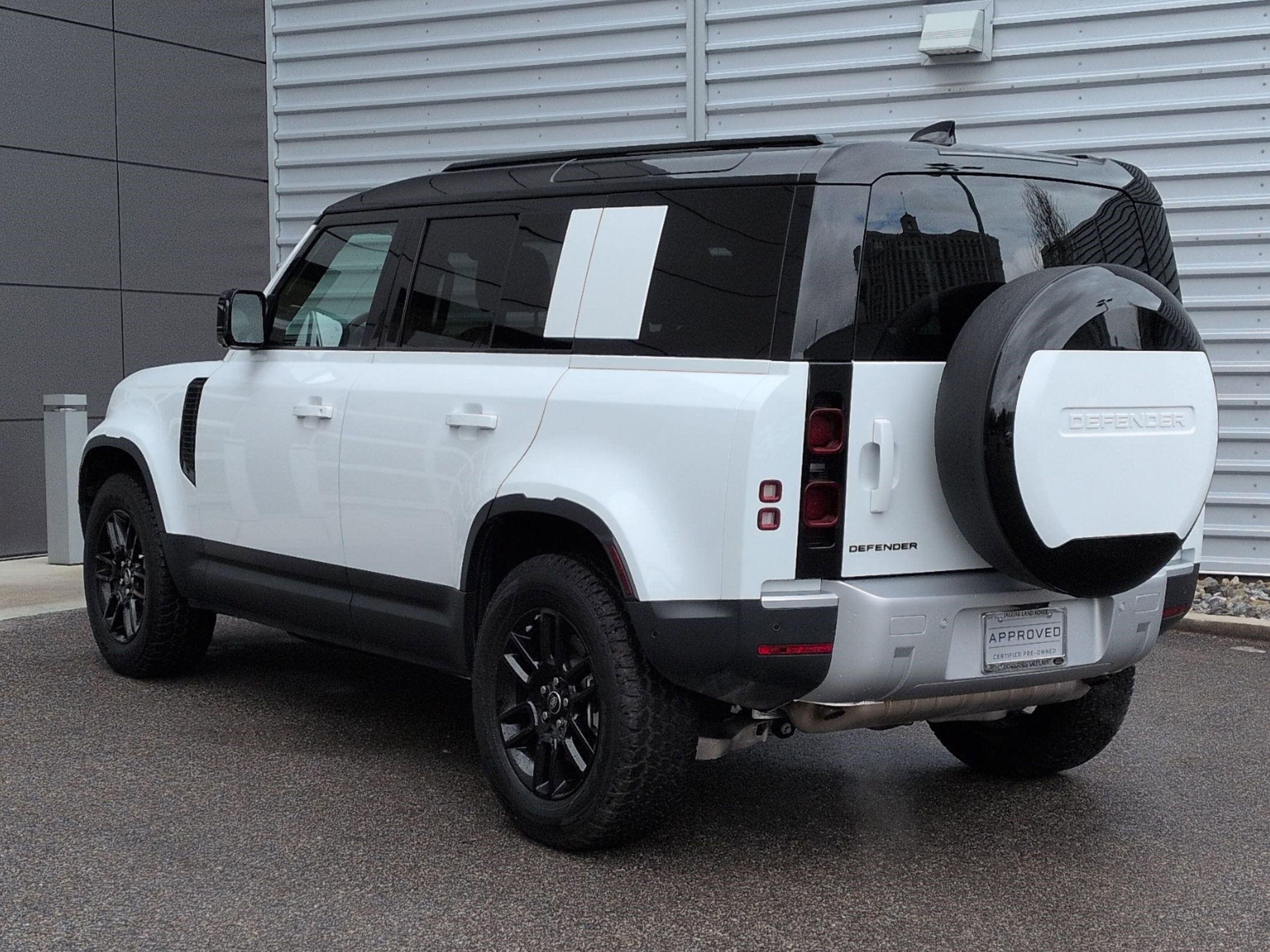 Used 2025 Land Rover Defender 110 S image 10