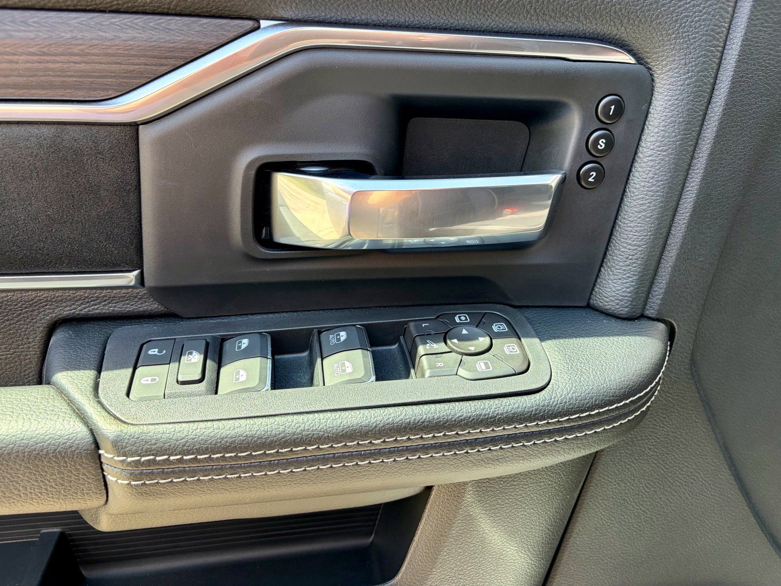 New 2026 RAM 3500 Laramie AWD/4WD image 24